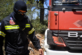 Φωτιά στο Ζευγολατιό Κορινθίας, επιχειρούν 56 πυροσβέστες και 17 οχήματα